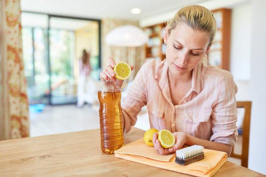Hausfrau mischt ein Hausmittel zum putzen