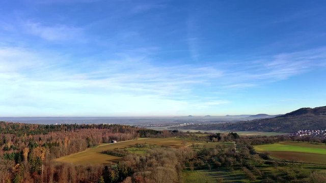 Landschaft im Herbst - Kameraflug