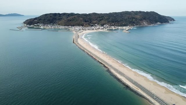 島に続く砂嘴を走る道路 志賀島 海 空撮 左にトラック 右にパン 鳥瞰 海の中道海岸_v57_00586(DJI_0003_3_MOV)
