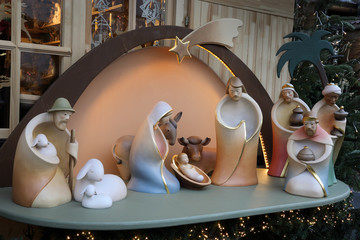 Weihnachtskrippe mit Jesuskind, Maria und Josef und den Heiligen Drei Königen