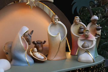 Weihnachtskrippe mit Jesuskind, Maria und Josef und den Heiligen Drei Königen