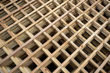Holzzaun aus rautenförmigem Gitter