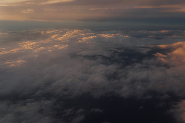 Obraz premium Sky with clouds at sunset from inside the plane landscape