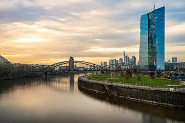 Obraz premium frankfurt skyline at sunset with colorful reflections in the main river, frankfurt am main, germany