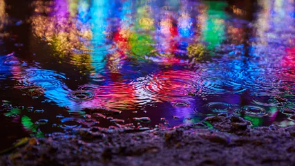 Reflexion im Wasser mit bunten Farben und Lichtern © Robert Kneschke