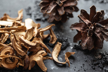 braune geschnittene gesammelte getrocknete Pilze auf grauem Grund im Herbst