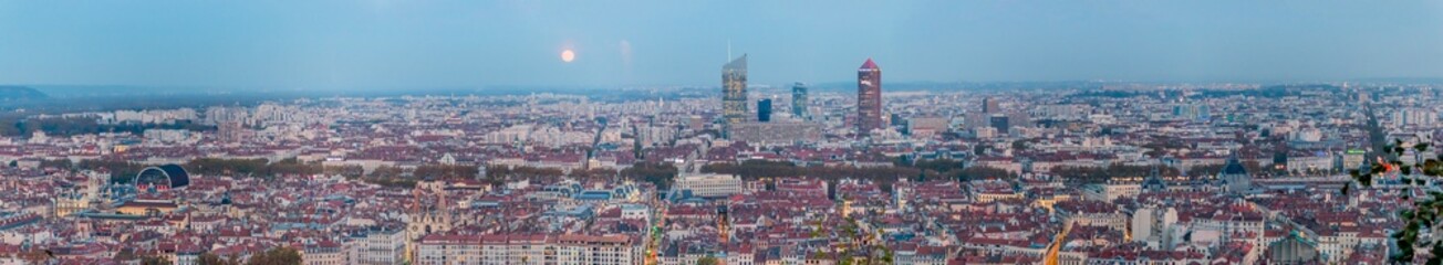 Fototapeta na wymiar Panorama de Lyon depuis les hauteurs