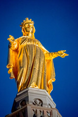 Obraz premium La statue de Marie de la Basilique Notre-Dame-de-Fourvière de Lyon