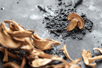 braune geschnittene gesammelte getrocknete Pilze auf grauem Grund im Herbst