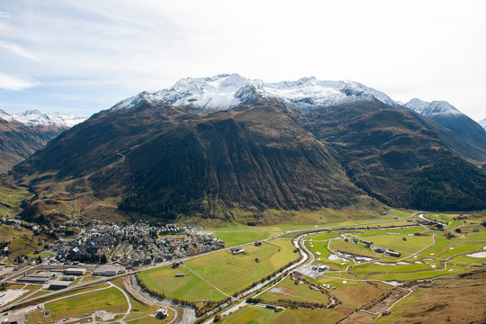 Blick auf Andermatt im Jahr 2015, mit Gemsstock, Uri, Schweiz