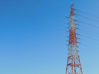 送電鉄塔(赤白、コピースペースあり)
