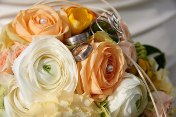 wedding bouquet with roses and rings