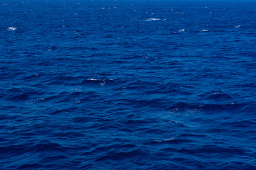 Obraz premium Calm clean pure Mediterrenean sea surface with a lot of tiny waves and ripple. Copy space background.