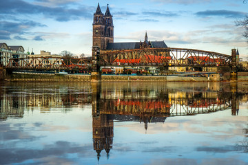Der Dom zu Magdeburg spiegelt sich in der Elbe
