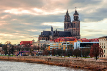 Der Dom zu Magdeburg spiegelt sich in der Elbe