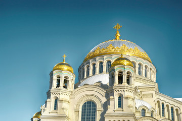 Fototapeta premium naval cathedral in the city of kronstadt saint petersburg against the sky