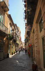 narrow street in syracuse italy