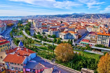 Cercles muraux Nice Vue panoramique aérienne colorée sur la vieille ville de Nice, France, avec la célèbre place Masséna et la Promenade du Paillon, depuis le toit de la tour Saint François