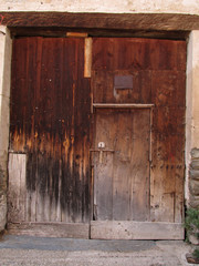 puerta antigua de pueblo arte rural en madera