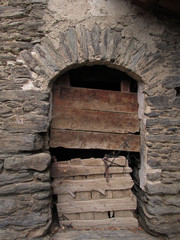 puerta madera antigua de pueblo arte rural