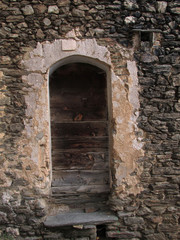 Fototapeta na wymiar puerta madera antigua de pueblo arte rural