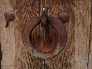 llamador puerta madera antigua de pueblo arte rural
