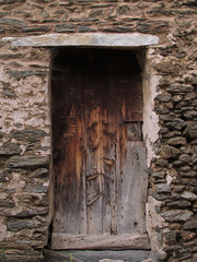 Fototapeta na wymiar puerta madera antigua de pueblo arte rural