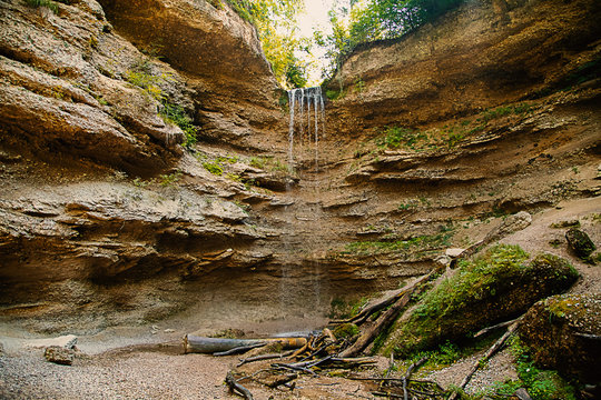 Wasserfall in einem kleinen Felstal mit Nagelfluhfelsen
