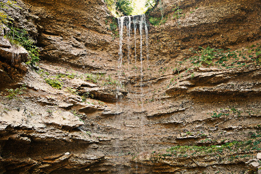 Wasserfall in einem kleinen Felstal mit Nagelfluhfelsen