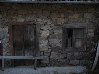 puerta casa madera antigua de pueblo arte rural 