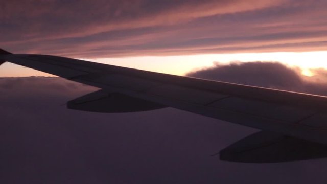  p&ocirc;r-do-sol sob as nuvens