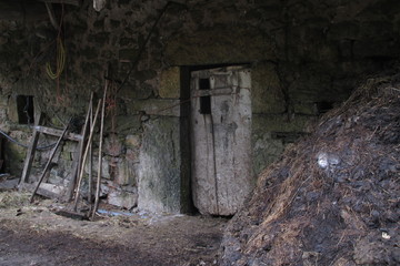 puerta establo de madera antigüa de pueblo arte rural  © JHG