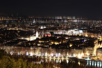 Fototapeta na wymiar Hôtel de ville et opéra de Lyon la nuit vu depuis la colline de Fourvière - Ville de Lyon - Département du Rhône - France