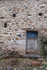 puerta madera antigüa de pueblo arte rural 