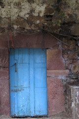 puerta madera antigüa de pueblo arte rural 