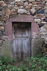 Fototapeta na wymiar puerta madera antigüa de pueblo arte rural 