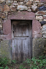 puerta madera antigüa de pueblo arte rural 