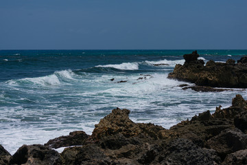 Fototapeta na wymiar Playa con piedras del mar caribe 