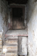 puerta madera antigüa de pueblo arte rural 