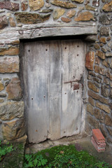 puerta madera antigüa de pueblo arte rural 