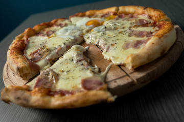 Pizza with prosciutto and cheese.