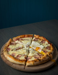 Pizza with prosciutto and cheese.