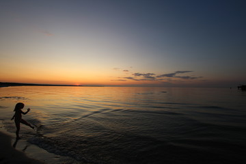 Kind am Strand in der Abendsonne