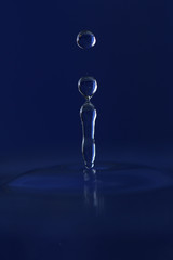 Gota sobre fondo azul