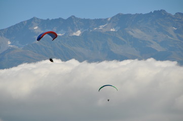 Parapente dans les nuages.