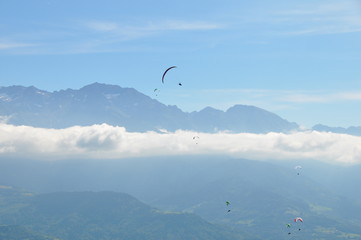 Parapente dans les nuages.