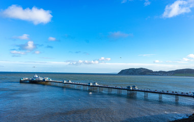 Fototapeta na wymiar pier on the ocean