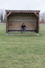 enfant seul sur un banc