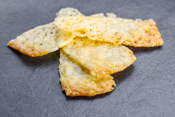Fingerfood Käse Chips auf Granit Platte Hintergrund