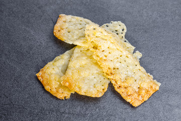 Fingerfood Käse Chips auf Granit Platte Hintergrund